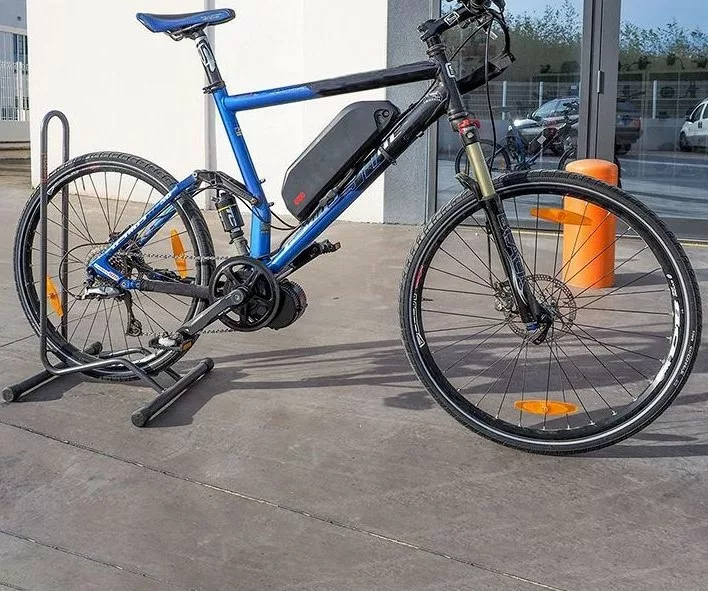 Un distributeur de chambres à air et d'accessoires de vélo installé au  centre-ville