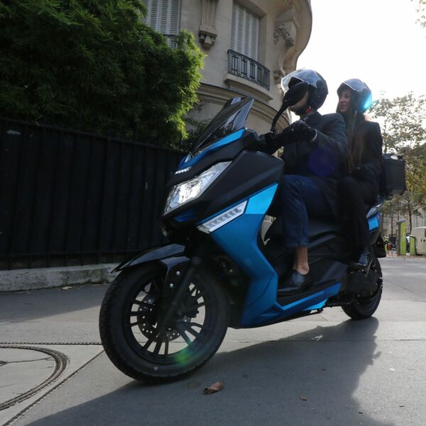 pink fly couple qui roule en ville